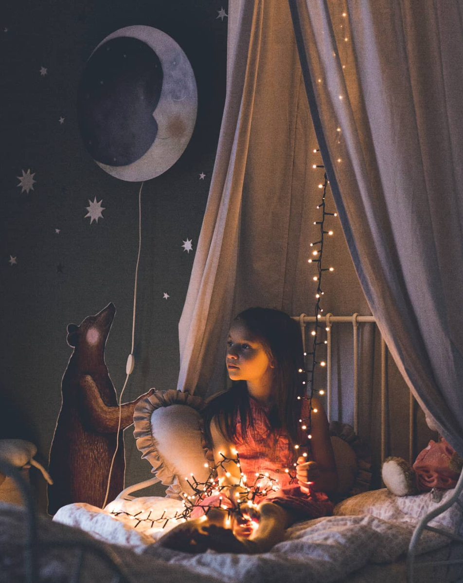 Oogjes Toe wandlamp van Hartendief in een sfeervolle kinderkamer – warme nachtlamp met magisch licht