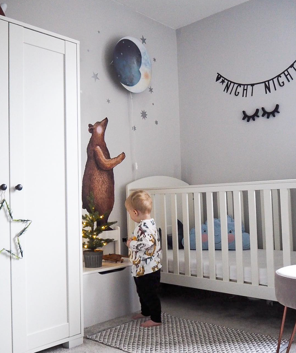 Oogjes Toe wandlamp van Hartendief in de kinderkamer met kind – veilig licht voor kinderen die bang zijn in het donker