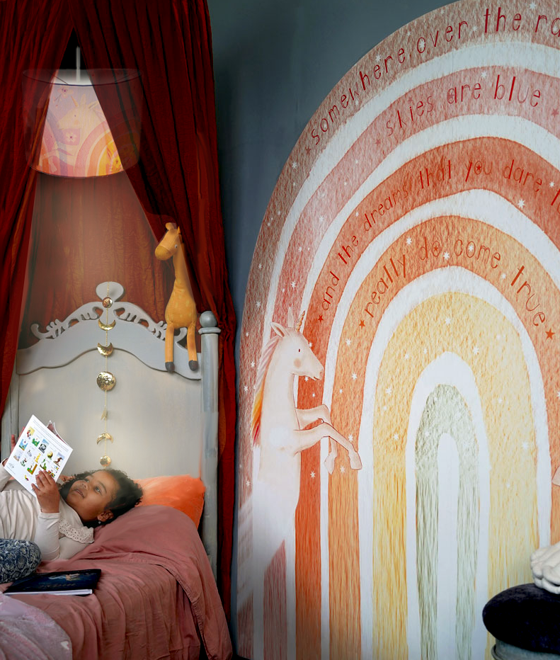 Drie Regenbogen hanglamp van Hartendief aan in een kinderkamer met het Achter de Regenboog behang – complete regenboogkamer