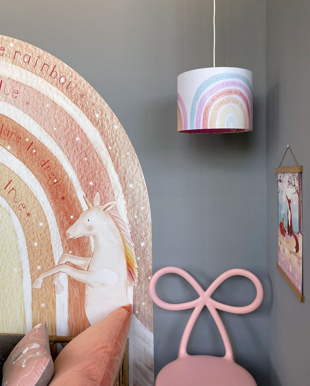 Drie Regenbogen hanglamp van Hartendief aan het plafond in de kinderkamer – vrolijke regenboog verlichting