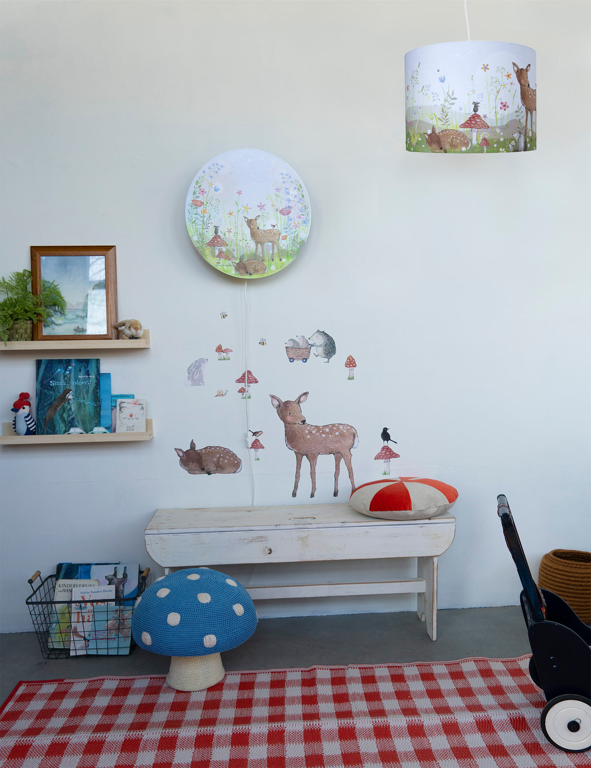 Sprookjestuin hanglamp van Hartendief in een kinderkamer met witte wand – zachte sprookjesgloed als nachtlamp