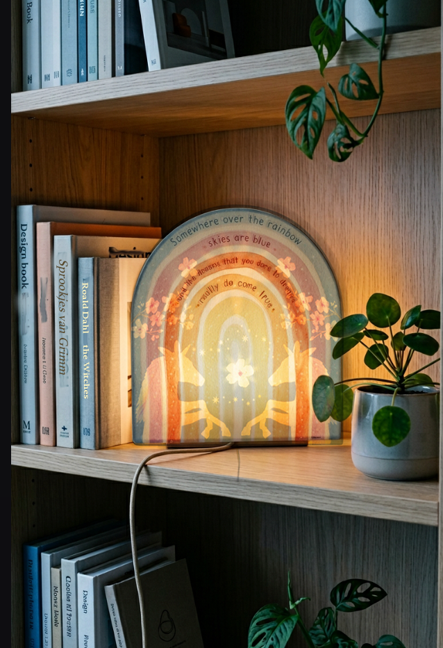 Rainbow wall lamp by Hartendief by the bookcase in the nursery – warm lighting for the reading corner