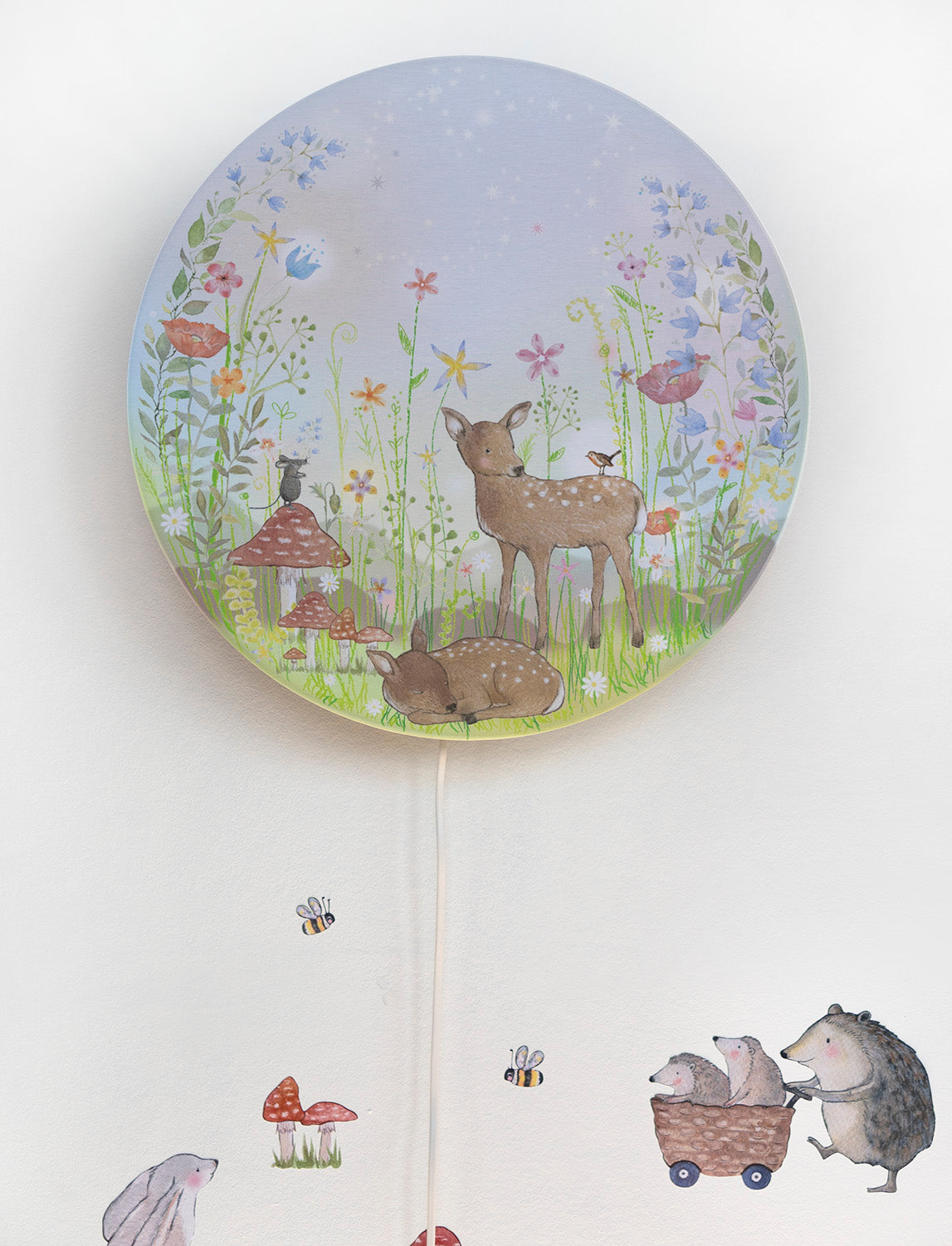 Sprookjestuin wandlamp van Hartendief op een witte muur met dieren muurstickers – kinderkamer wandlamp met wanddecoratie
