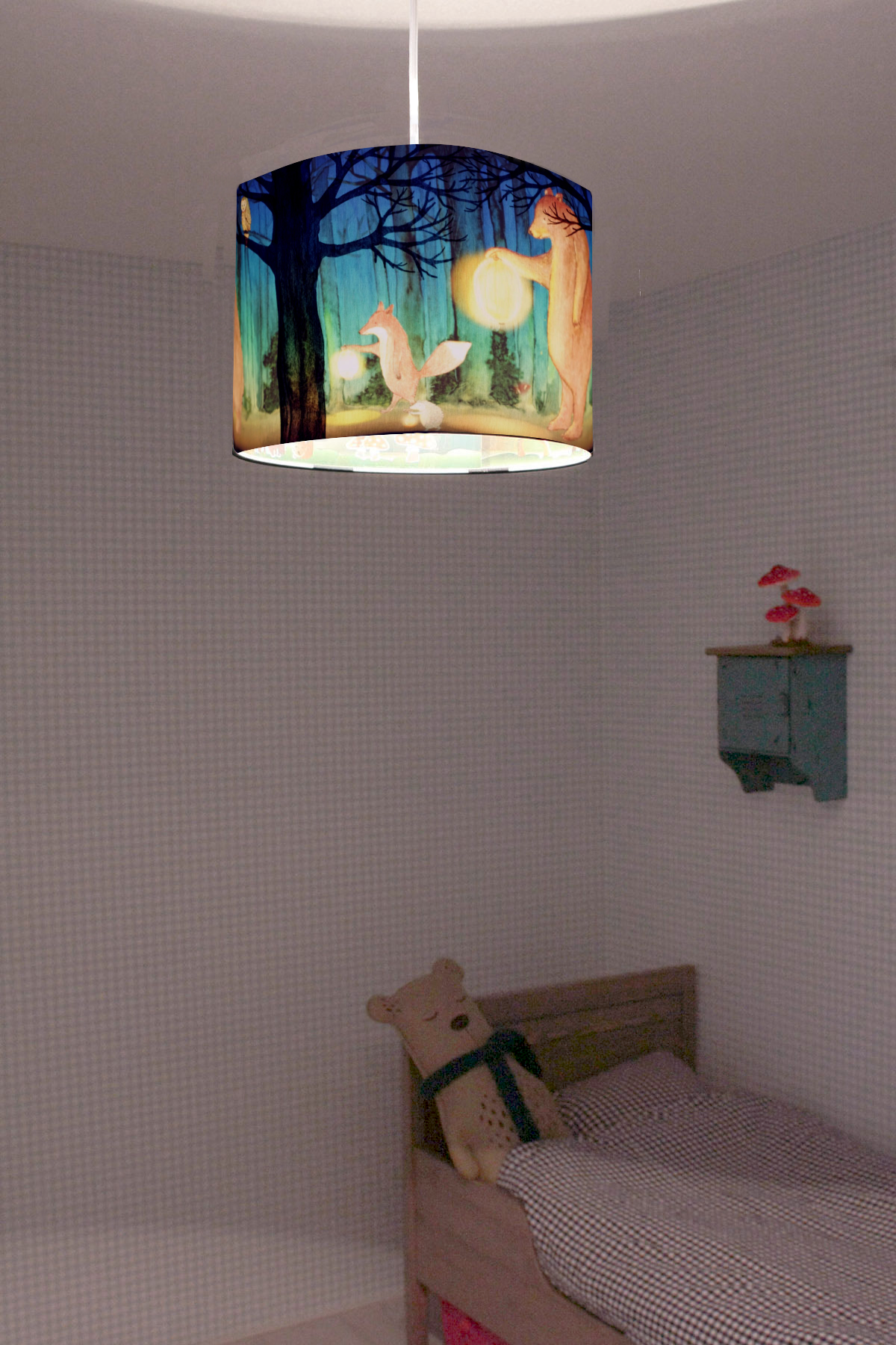 Bos hanglamp van Hartendief in een donkere kinderkamer met grijze inrichting en berenknuffel – lampionoptocht als nachtlamp