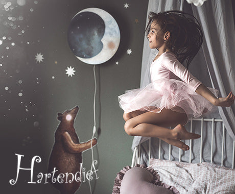 Verträumtes Kinderzimmer mit der Äuglein-zu Wandlampe, weißen Sternenstickern und Ballerinafigur