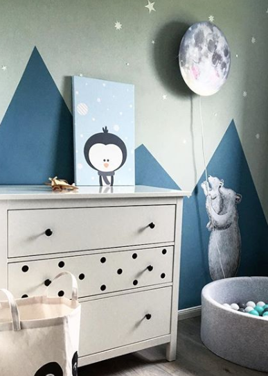 Eisbären Wandtattoo im Kinderzimmer mit Wandbergen, Wickeltisch und der Schlafender Mond Wandlampe