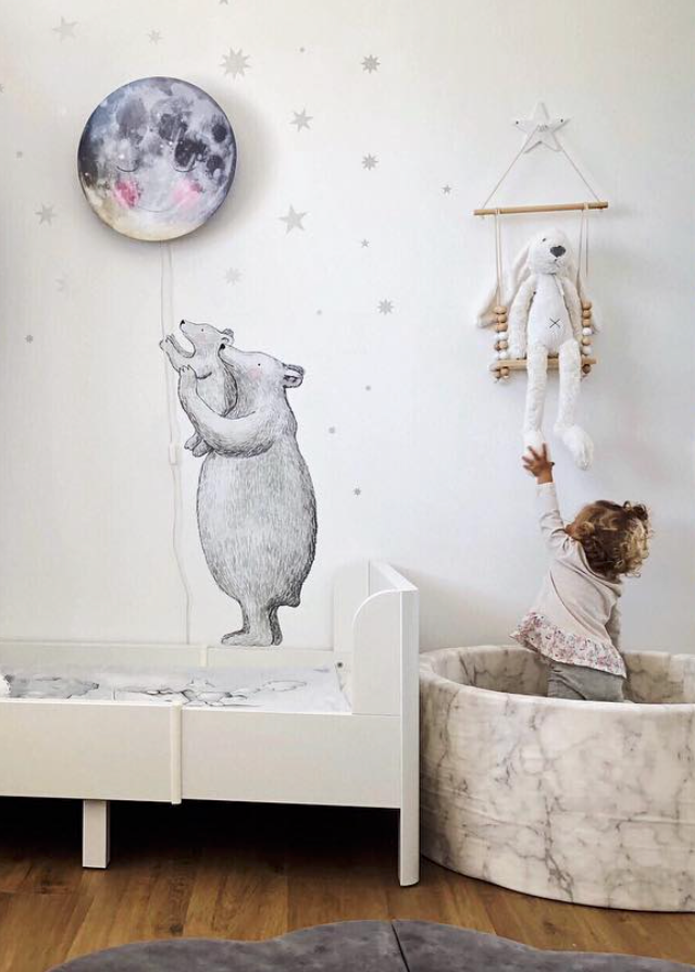 IJsberen muursticker van Hartendief op witte kinderkamermuur met Ga Slapen Maan wandlamp en spelend kindje