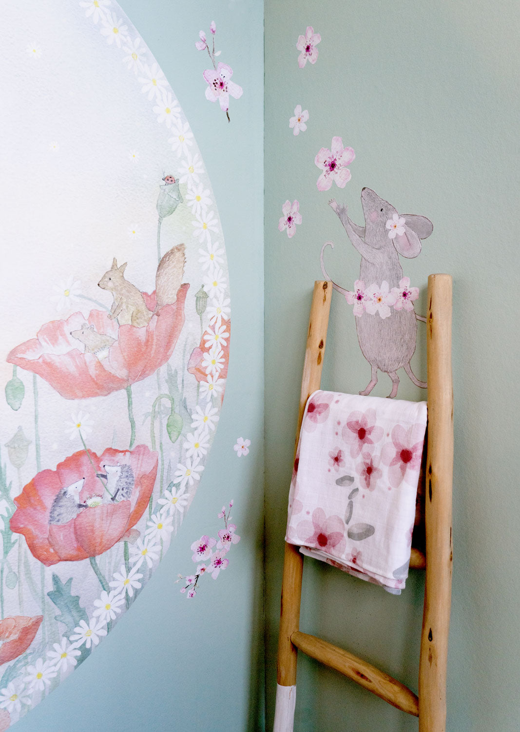 Kleine Maus Wandtattoo im Kinderzimmer mit dem Mohnblumen Traum Tapetenkreis an hellgrauer Wand