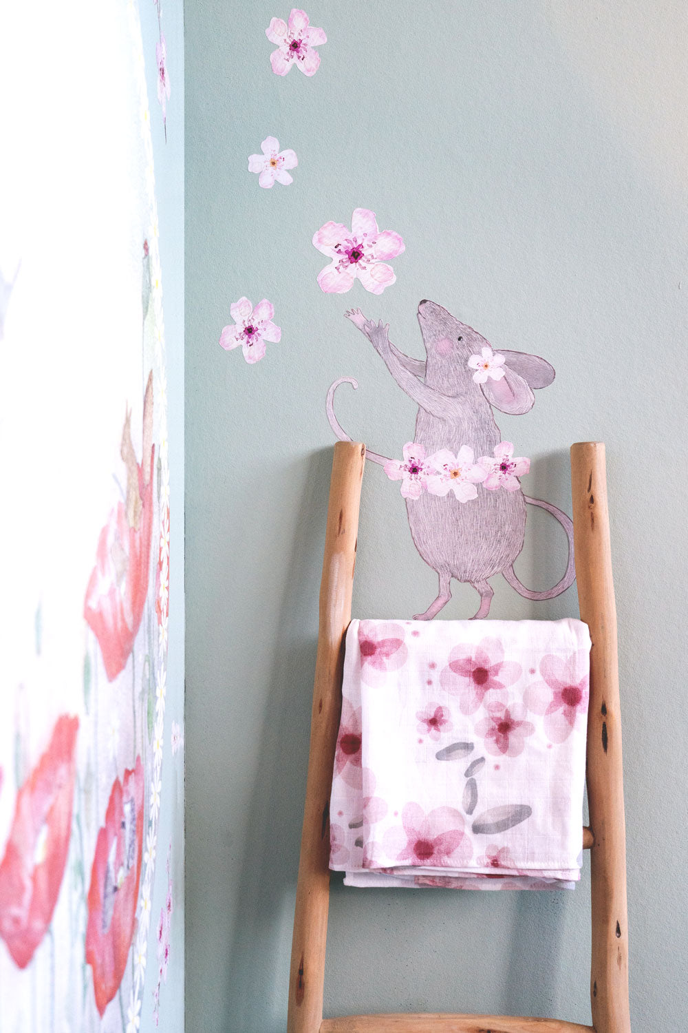 Kleine Muis muursticker van Hartendief op lichtgrijze kinderkamermuur met Behangcirkel Klaprozendroom