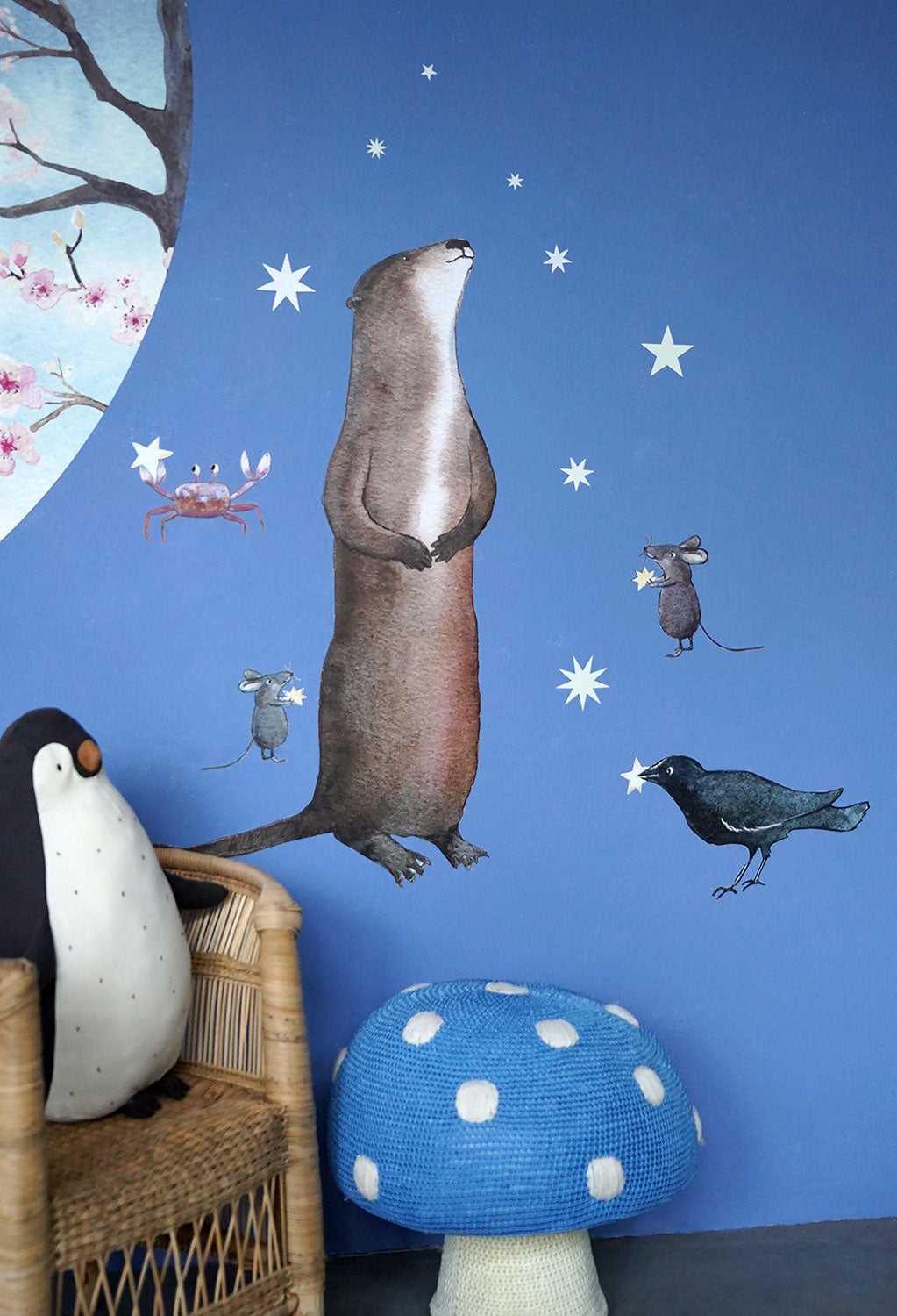Otter & Freunde Wandtattoo von Hartendief an einer blauen Wand mit weißen Sternenstickern