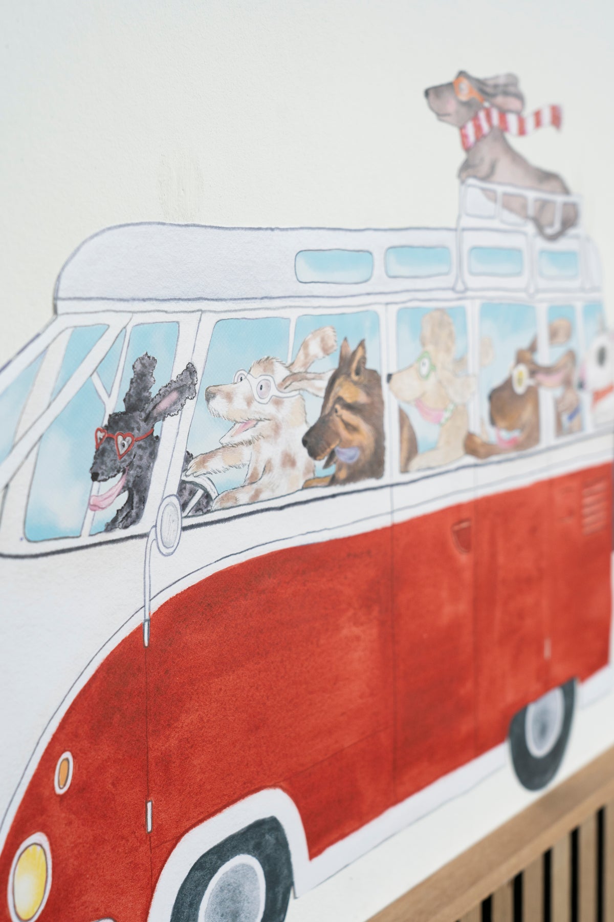 Close-up of the Red Camper wall decal by Hartendief with dogs traveling in a retro camper