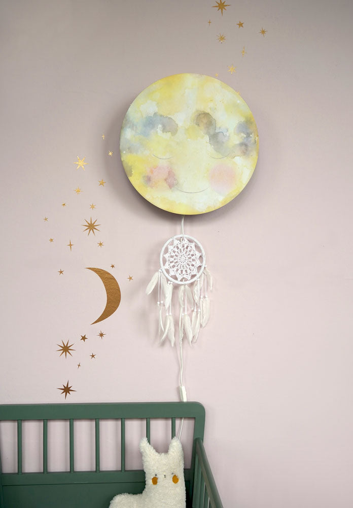 Gouden sterren en maan muurstickers van Hartendief in een lichtroze kinderkamer met de Maankus wandlamp en een dromenvanger