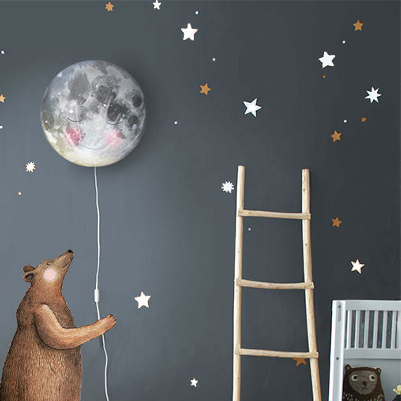 Grote Beer muursticker en Ga Slapen Maan wandlamp van Hartendief met witte sterrenstickers — klassieke kinderkamercombinatie